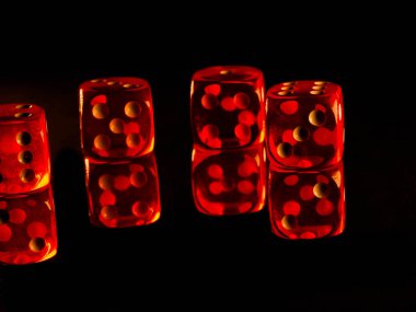 Siyah arka planda kırmızı kumar zarları