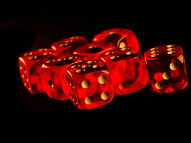 Siyah arka planda kırmızı kumar zarları