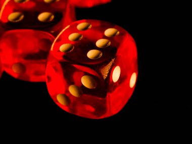 Siyah arka planda kırmızı kumar zarları