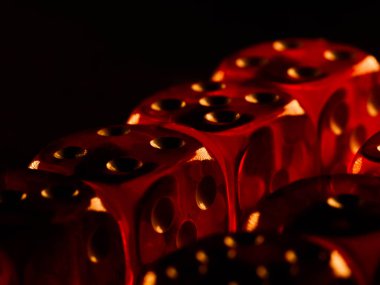 Siyah arka planda kırmızı kumar zarları