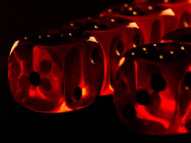 Siyah arka planda kırmızı kumar zarları