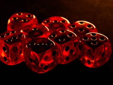 Siyah arka planda kırmızı kumar zarları