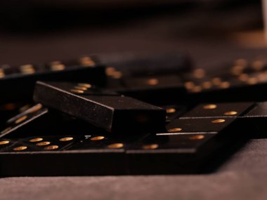Siyah arka planda siyah domino taşları, seçici odaklanma. WB fotoğrafı.