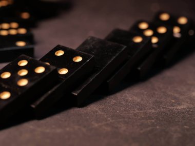 Siyah arka planda siyah domino taşları, seçici odaklanma. WB fotoğrafı.