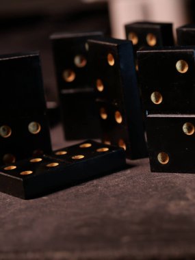 Siyah arka planda siyah domino taşları, seçici odaklanma. WB fotoğrafı.