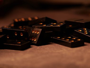 Siyah arka planda siyah domino taşları, seçici odaklanma. WB fotoğrafı.