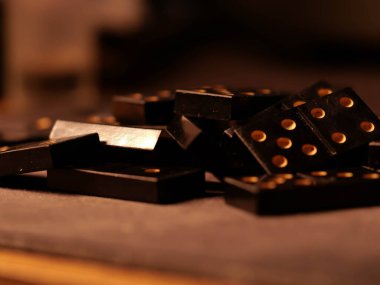 Siyah arka planda siyah domino taşları, seçici odaklanma. WB fotoğrafı.