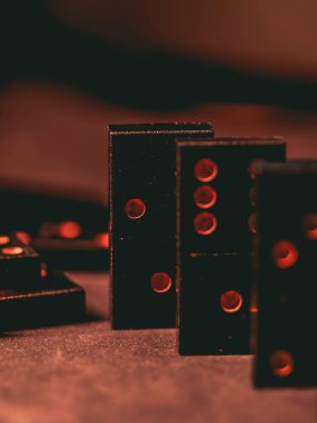 Siyah arka planda siyah domino taşları, seçici odaklanma. WB fotoğrafı.