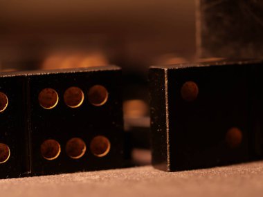 Siyah arka planda siyah domino taşları, seçici odaklanma. WB fotoğrafı.