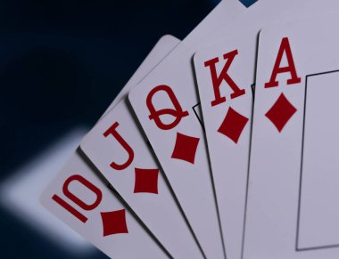 Koyu bir arkaplanda iskambil destesi izole ediliyor - kırmızı, siyah ve beyaz renkler