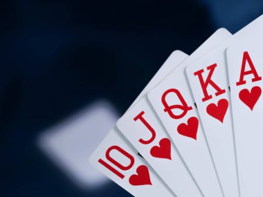 Koyu bir arkaplanda iskambil destesi izole ediliyor - kırmızı, siyah ve beyaz renkler