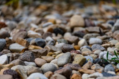 Büyük granit kaya, doğası gereği doğal.