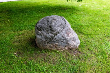 Büyük granit kaya, doğası gereği doğal.