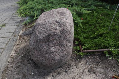 Büyük granit kaya, doğası gereği doğal.