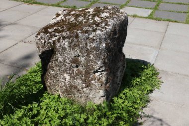 Büyük granit kaya, doğası gereği doğal.