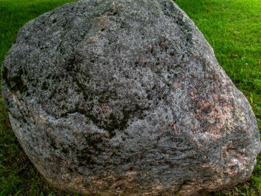 Büyük granit kaya, doğası gereği doğal.