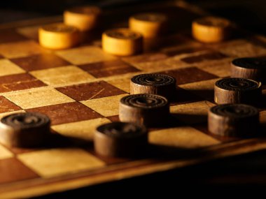 Kahverengi ve krem renkli damalı klasik ahşap dama tahtası.