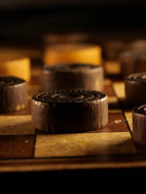 Kahverengi ve krem renkli damalı klasik ahşap dama tahtası.