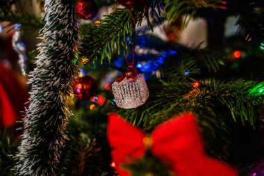 Odada Noel süslemeleri ve Noel toplarıyla Noel ağacı.