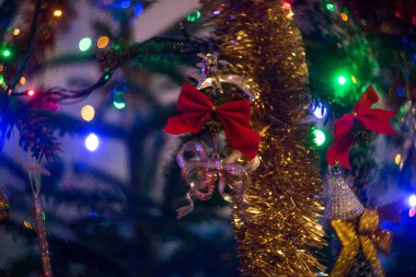 Odada Noel süslemeleri ve Noel toplarıyla Noel ağacı.