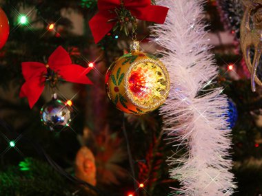 Odada Noel süslemeleri ve Noel toplarıyla Noel ağacı.