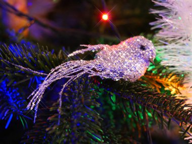 Odada Noel süslemeleri ve Noel toplarıyla Noel ağacı.