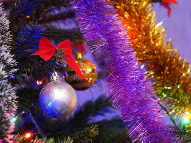 Odada Noel süslemeleri ve Noel toplarıyla Noel ağacı.