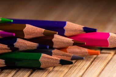 Renkli kalemler arka tarafta. Makroyu kapat