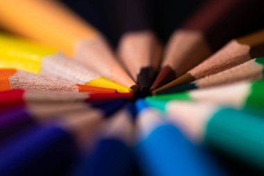 Renkli kalemler arka tarafta. Makroyu kapat