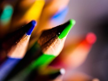 Renkli kalemler arka tarafta. Makroyu kapat