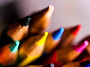 Renkli kalemler arka tarafta. Makroyu kapat