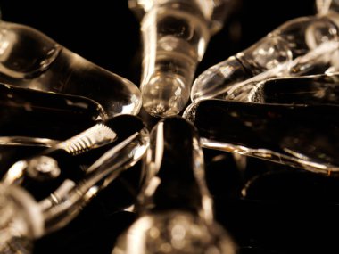 Tıbbi ampuller kapanıyor. Bir sürü ampul. Masada cam ampuller var. İlaç ile dağılmış ampuller.