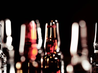 Tıbbi ampuller kapanıyor. Bir sürü ampul. Masada cam ampuller var. İlaç ile dağılmış ampuller.