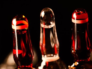 Tıbbi ampuller kapanıyor. Bir sürü ampul. Masada cam ampuller var. İlaç ile dağılmış ampuller.