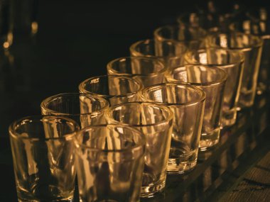 Shot bardaklı satranç tahtası