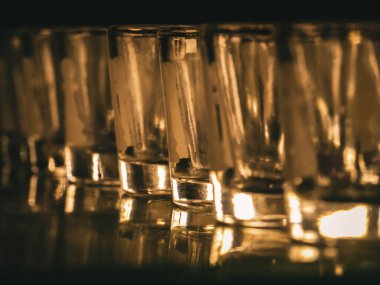 Shot bardaklı satranç tahtası