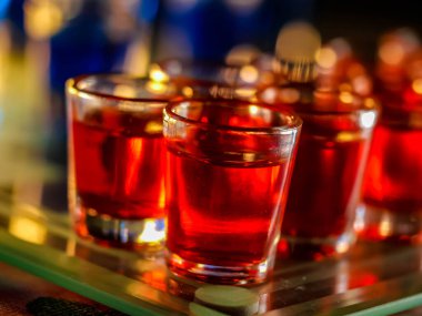 Shot bardaklı satranç tahtası