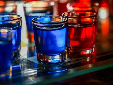 Shot bardaklı satranç tahtası