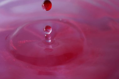 Renkli su damlası, daire şeklinde dalgalar, biraz su, yakın plan..