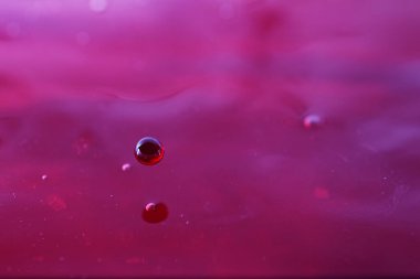 Renkli su damlası, daire şeklinde dalgalar, biraz su, yakın plan..