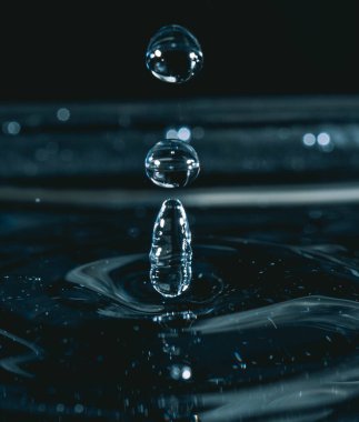 Renkli su damlası, daire şeklinde dalgalar, biraz su, yakın plan..