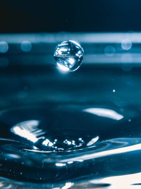 Renkli su damlası, daire şeklinde dalgalar, biraz su, yakın plan..