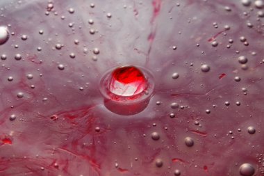 Renkli su damlası, daire şeklinde dalgalar, biraz su, yakın plan..