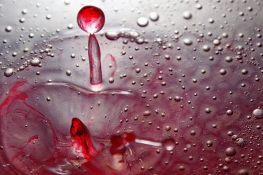 Renkli su damlası, daire şeklinde dalgalar, biraz su, yakın plan..