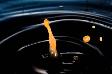 Renkli su damlası, daire şeklinde dalgalar, biraz su, yakın plan..