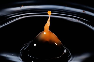 Renkli su damlası, daire şeklinde dalgalar, biraz su, yakın plan..