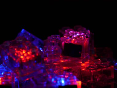 Parlak LED ışıkları olan oyuncak tuğlalar