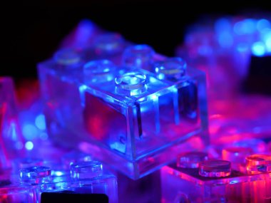 Parlak LED ışıkları olan oyuncak tuğlalar