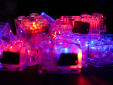 Parlak LED ışıkları olan oyuncak tuğlalar