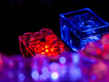 Parlak LED ışıkları olan oyuncak tuğlalar